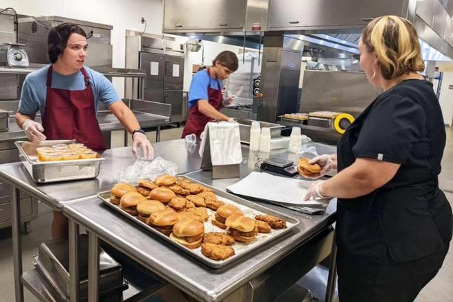 Tranh cãi việc trường Mỹ thuê học sinh làm nhà bếp, trực điện thoại - 1