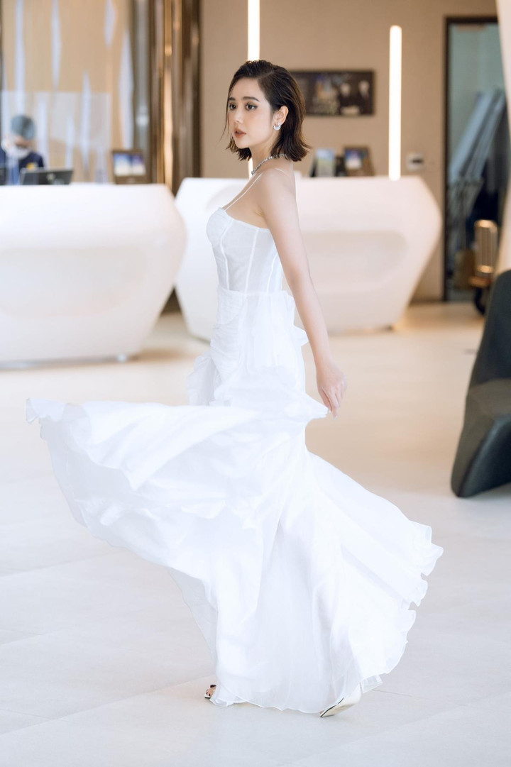 Diện đầm trắng, Phan Minh Huyền khoe vai trần quyến rũ - 3