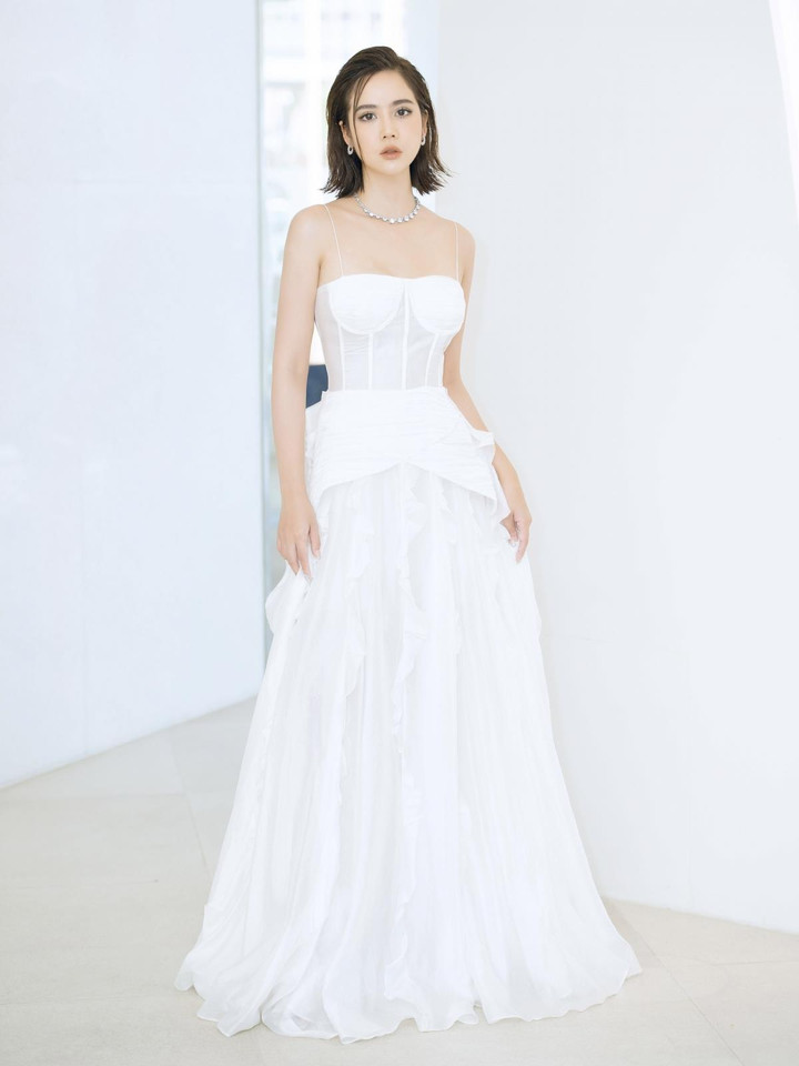 Diện đầm trắng, Phan Minh Huyền khoe vai trần quyến rũ - 2