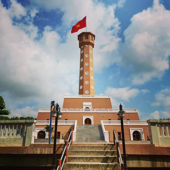 Tự hào chiêm ngưỡng 5 cột cờ kiêu hãnh tung bay dọc mảnh đất Việt Nam - 9