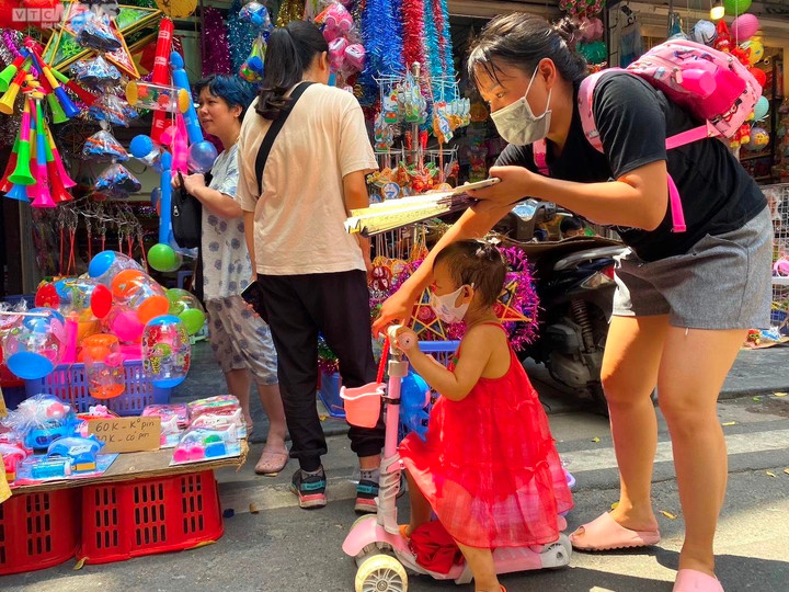 Khách nườm nượp mua đồ chơi trung thu, tiểu thương vẫn than kém xa trước dịch - 4
