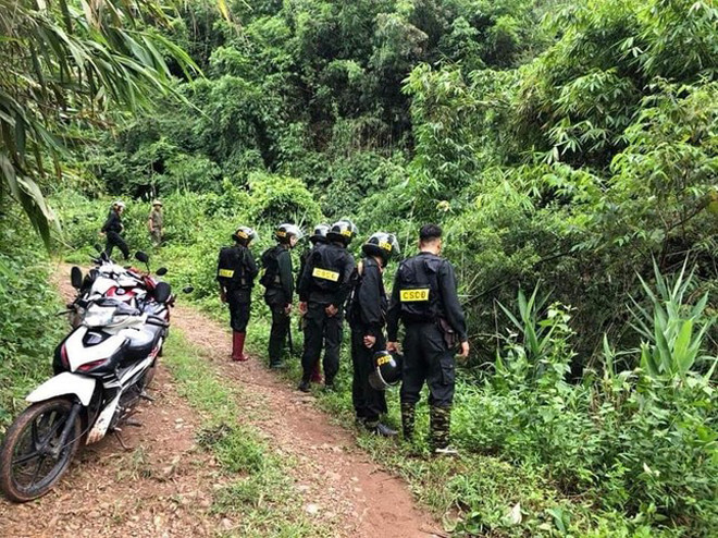 Sau 4 ngày, vẫn chưa tìm thấy nghi phạm truy sát cả gia đình vợ ở Hòa Bình - 1