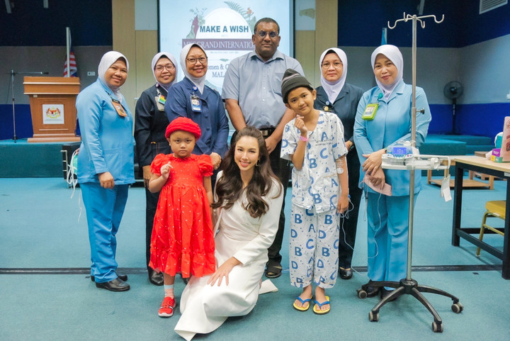 Hoa hậu Thuỳ Tiên khoe giọng hát ngọt ngào khi gây quỹ từ thiện - 2