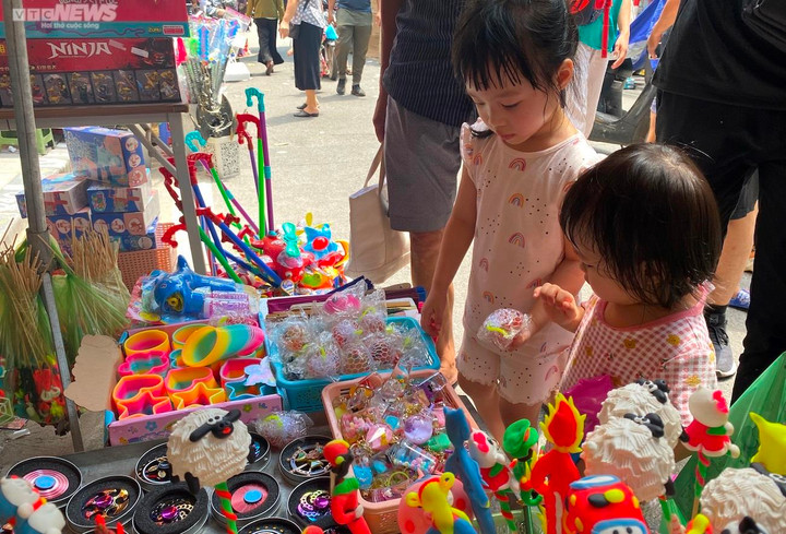 Khách nườm nượp mua đồ chơi trung thu, tiểu thương vẫn than kém xa trước dịch - 12