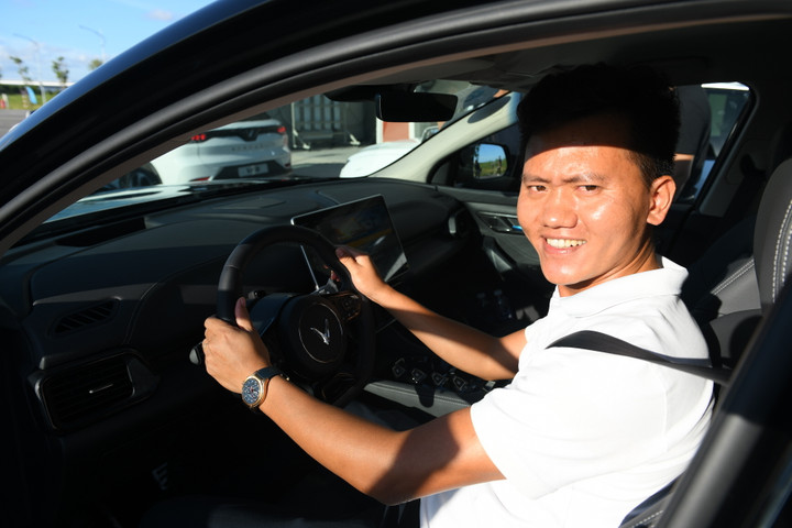 Khách Việt đặt mua VF 8 phấn khích với chuyến tham quan nhà máy VinFast - 2