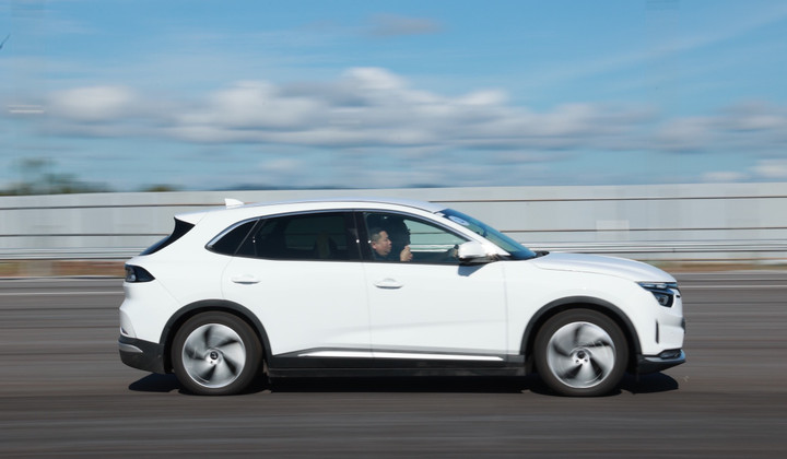 Khách Việt đặt mua VF 8 phấn khích với chuyến tham quan nhà máy VinFast - 5