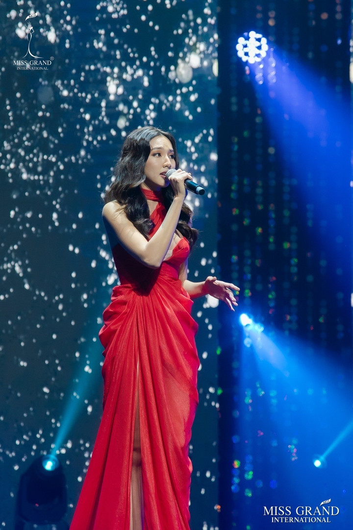 Hoa hậu Thuỳ Tiên khoe giọng hát ngọt ngào khi gây quỹ từ thiện - 1