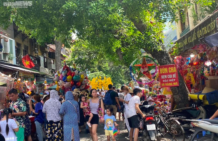 Khách nườm nượp mua đồ chơi trung thu, tiểu thương vẫn than kém xa trước dịch - 3
