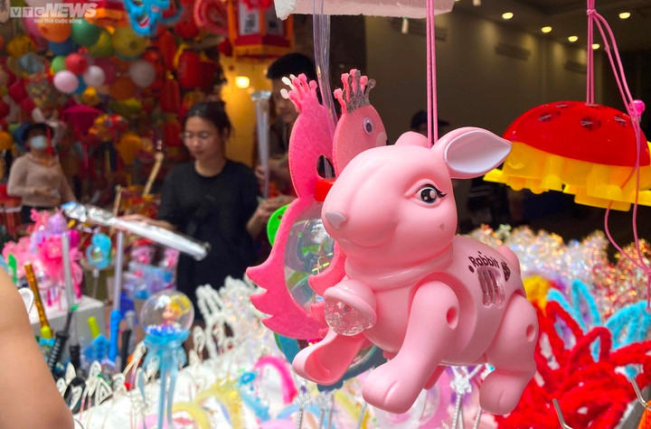 Khách nườm nượp mua đồ chơi trung thu, tiểu thương vẫn than kém xa trước dịch - 10