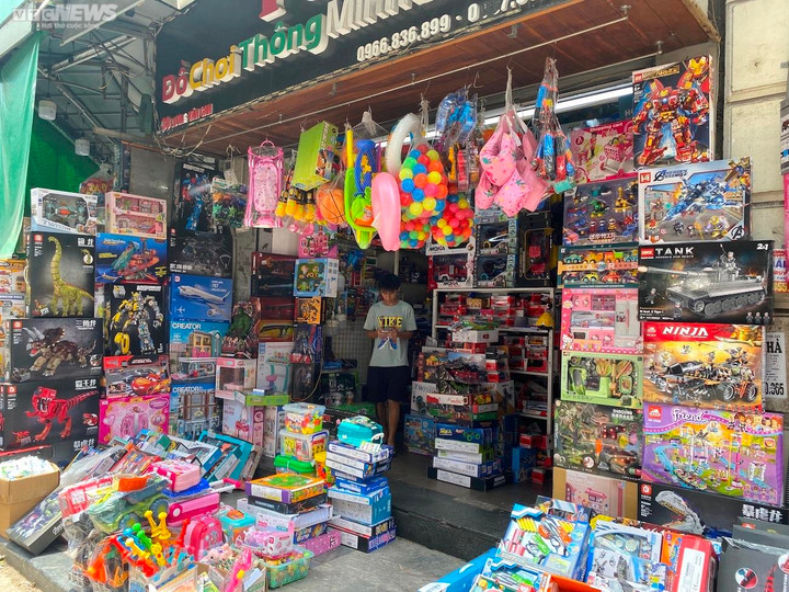 Khách nườm nượp mua đồ chơi trung thu, tiểu thương vẫn than kém xa trước dịch - 13