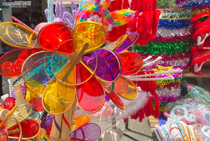 Khách nườm nượp mua đồ chơi trung thu, tiểu thương vẫn than kém xa trước dịch - 6