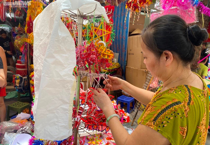 Khách nườm nượp mua đồ chơi trung thu, tiểu thương vẫn than kém xa trước dịch - 5