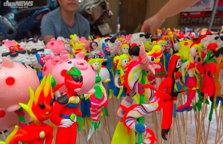 Khách nườm nượp mua đồ chơi trung thu, tiểu thương vẫn than kém xa trước dịch - 8