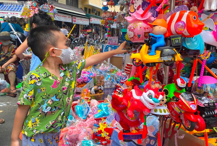 Khách nườm nượp mua đồ chơi trung thu, tiểu thương vẫn than kém xa trước dịch - 11