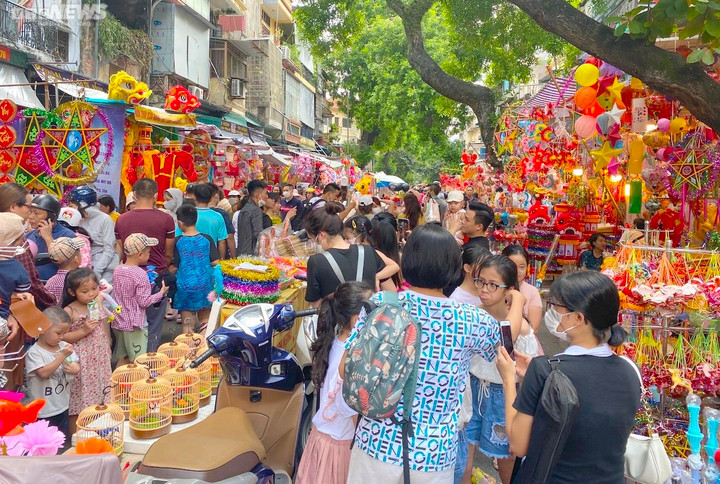 Khách nườm nượp mua đồ chơi trung thu, tiểu thương vẫn than kém xa trước dịch - 1
