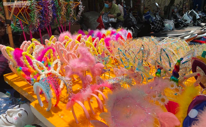 Khách nườm nượp mua đồ chơi trung thu, tiểu thương vẫn than kém xa trước dịch - 9