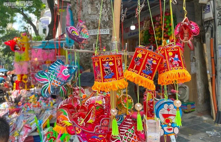 Khách nườm nượp mua đồ chơi trung thu, tiểu thương vẫn than kém xa trước dịch - 7