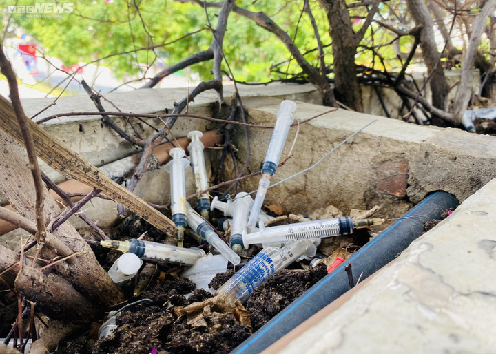 Hãi hùng bơm kim tiêm vứt nhan nhản trên cầu bộ hành tại TP.HCM - 9