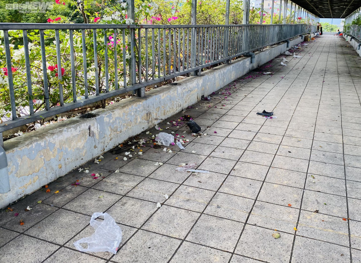 Hãi hùng bơm kim tiêm vứt nhan nhản trên cầu bộ hành tại TP.HCM - 10