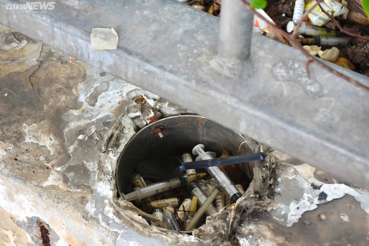 Hãi hùng bơm kim tiêm vứt nhan nhản trên cầu bộ hành tại TP.HCM - 11