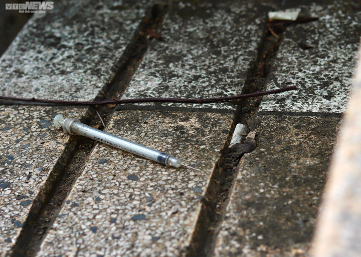 Hãi hùng bơm kim tiêm vứt nhan nhản trên cầu bộ hành tại TP.HCM - 3