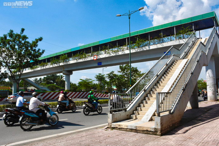 Hãi hùng bơm kim tiêm vứt nhan nhản trên cầu bộ hành tại TP.HCM - 4