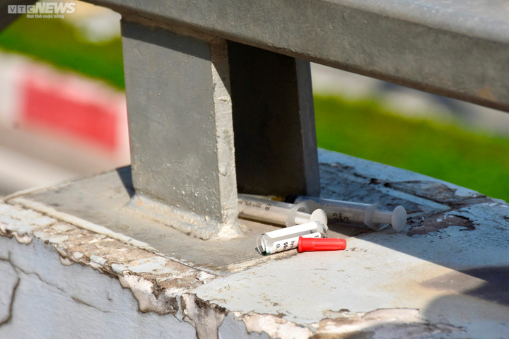 Hãi hùng bơm kim tiêm vứt nhan nhản trên cầu bộ hành tại TP.HCM - 5