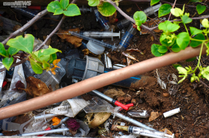 Hãi hùng bơm kim tiêm vứt nhan nhản trên cầu bộ hành tại TP.HCM - 6