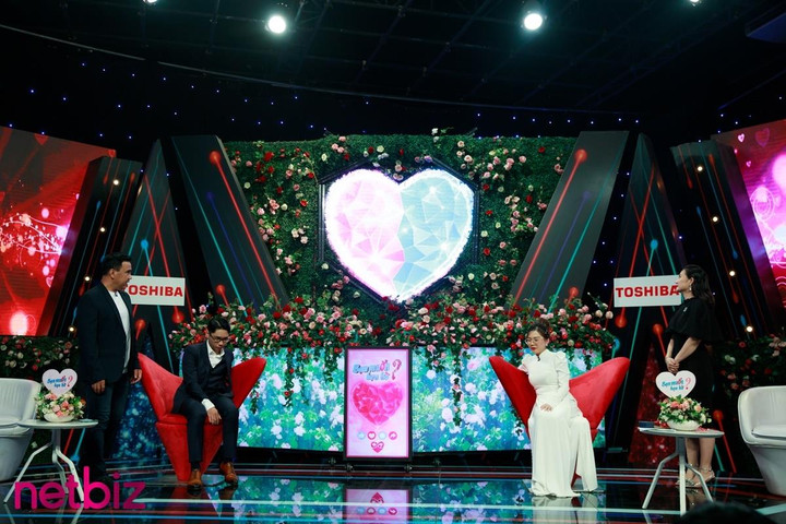 Mới gặp trên truyền hình, chàng ca sĩ mang hoa tai tặng 'nhà gái' ngỏ lời hẹn hò - 7