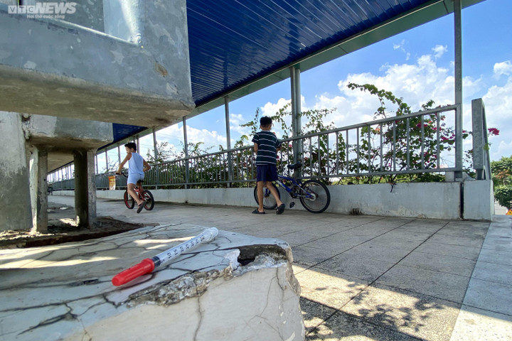 Hãi hùng bơm kim tiêm vứt nhan nhản trên cầu bộ hành tại TP.HCM - 8