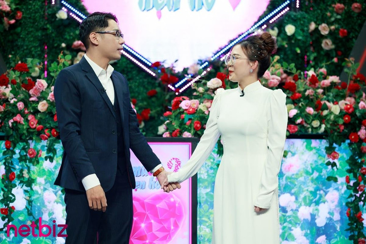 Mới gặp trên truyền hình, chàng ca sĩ mang hoa tai tặng 'nhà gái' ngỏ lời hẹn hò - 6