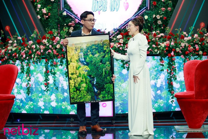 Mới gặp trên truyền hình, chàng ca sĩ mang hoa tai tặng 'nhà gái' ngỏ lời hẹn hò - 5