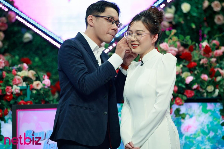 Mới gặp trên truyền hình, chàng ca sĩ mang hoa tai tặng 'nhà gái' ngỏ lời hẹn hò - 4