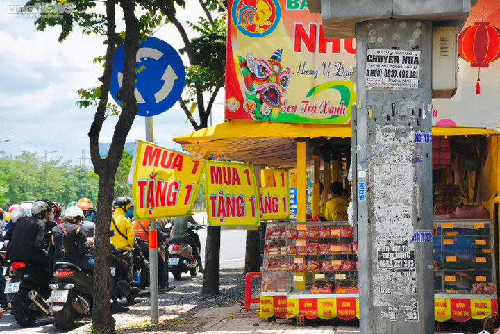 TP.HCM: Khuyến mãi lập lờ, nhiều cửa hàng bán bánh trung thu bị khách ‘quay xe’ - 1
