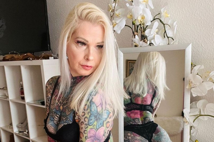 Người phụ nữ U60 chi hơn nửa tỷ biến cơ thể thành vườn hoa bằng cách xăm - 2