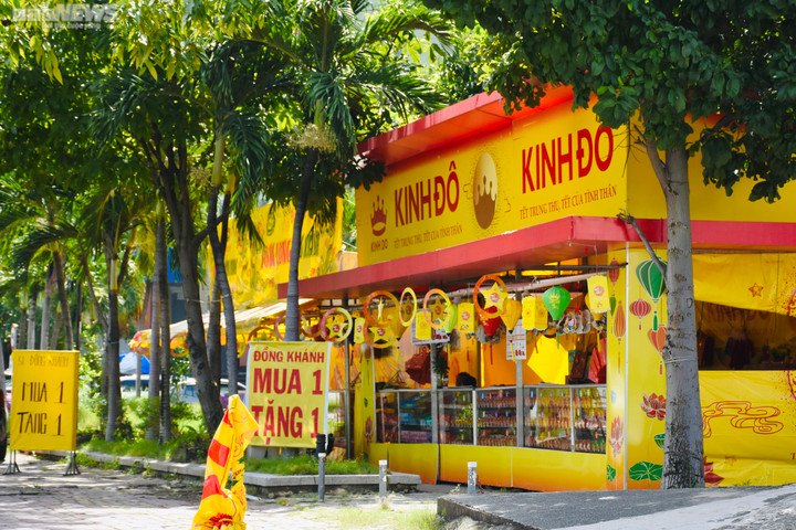 TP.HCM: Khuyến mãi lập lờ, nhiều cửa hàng bán bánh trung thu bị khách ‘quay xe’ - 3