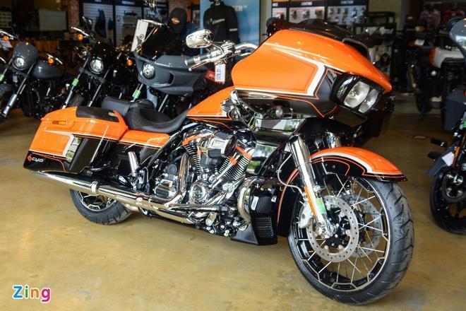 Harley-Davidson Road Glide CVO màu đặc biệt giá hơn 2,3 tỷ đồng - 1