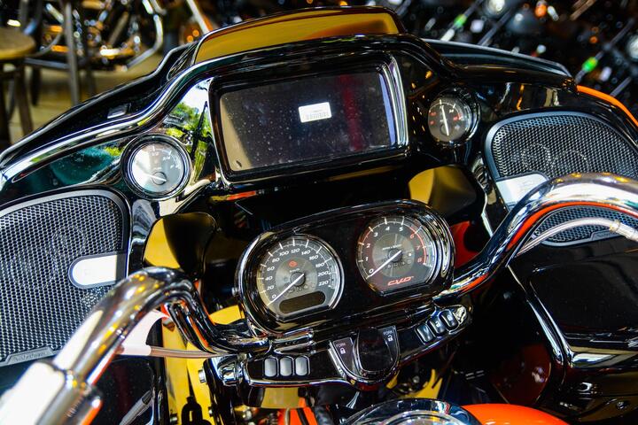 Harley-Davidson Road Glide CVO màu đặc biệt giá hơn 2,3 tỷ đồng - 6