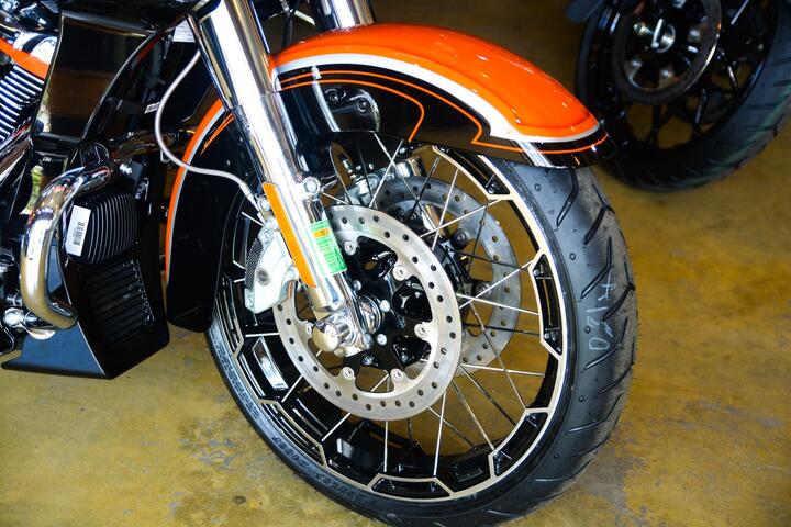 Harley-Davidson Road Glide CVO màu đặc biệt giá hơn 2,3 tỷ đồng - 3