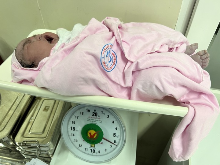 Bé gái ở Bắc Giang sinh mổ, nặng 6,2kg - 1