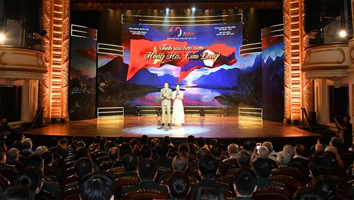 Ông Võ Văn Thưởng dự chương trình 'Tình sâu hơn nước Hồng Hà, Cửu Long' - 1