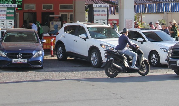 Dự báo giá xăng tăng, người Hà Nội đua nhau đi đổ xăng - 1