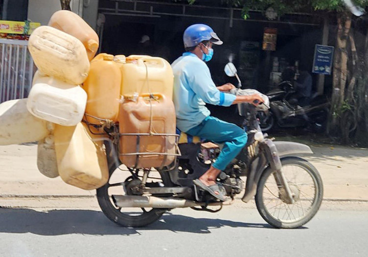 Người dân ở miền Tây đem can đi mua xăng dầu - 2