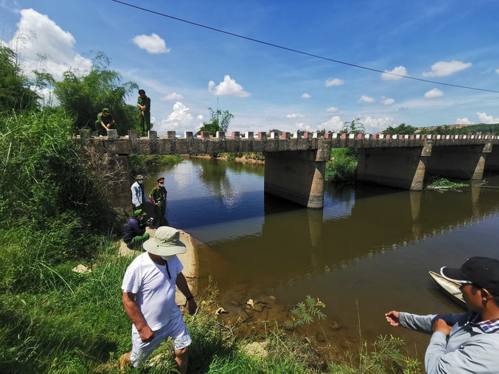 Ngã xe đạp trên cầu, cháu bé 10 tuổi rơi xuống sông thiệt mạng thương tâm - 1