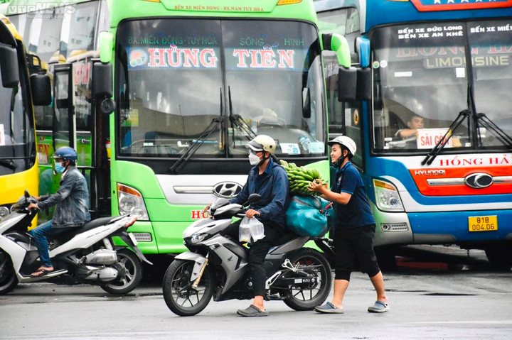 TP.HCM: Bến xe Miền Đông ngột ngạt, hành khách vất vả mua vé về quê nghỉ lễ - 10