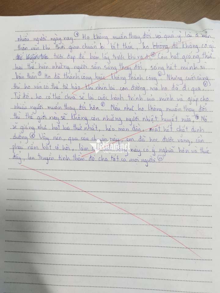 Người mẹ vui vẻ đón nhận bài văn 2 điểm của con - 2