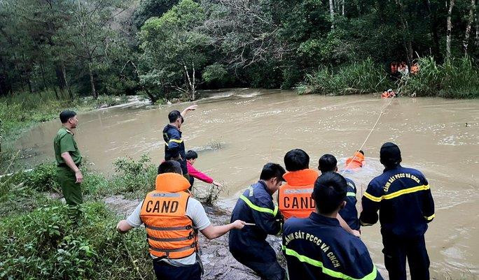 Giải cứu 10 người mắc kẹt trong rừng ở Lâm Đồng - 1
