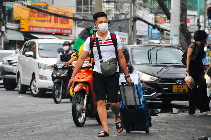 TP.HCM: Bến xe Miền Đông ngột ngạt, hành khách vất vả mua vé về quê nghỉ lễ - 3