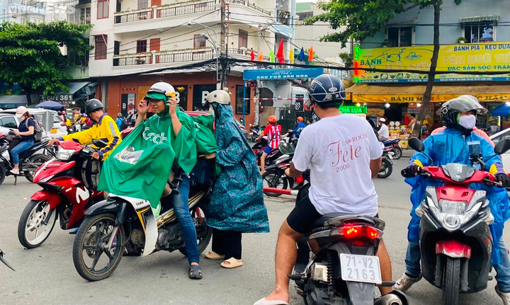 TP.HCM: Bến xe Miền Đông ngột ngạt, hành khách vất vả mua vé về quê nghỉ lễ - 4
