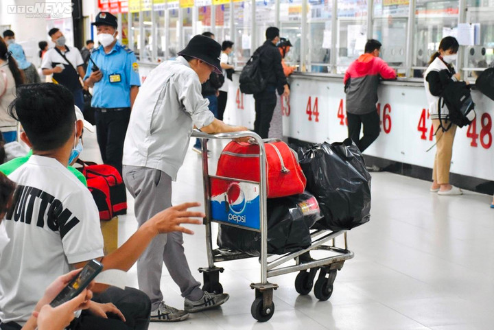 TP.HCM: Bến xe Miền Đông ngột ngạt, hành khách vất vả mua vé về quê nghỉ lễ - 8